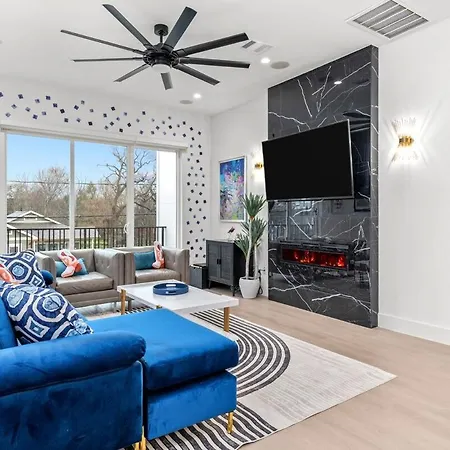 Luxe, Rooftop, 2 Miles To Toyota Center